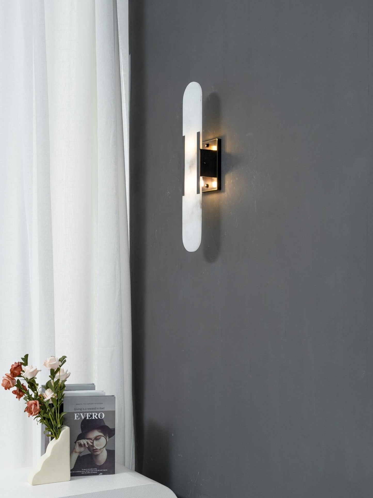 Sorenis — Verlängerte Alabaster-Wandlampe mit klassischem Metalldesign