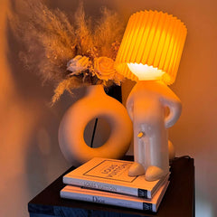 Modest Mike - Unartige Nachttischlampe
