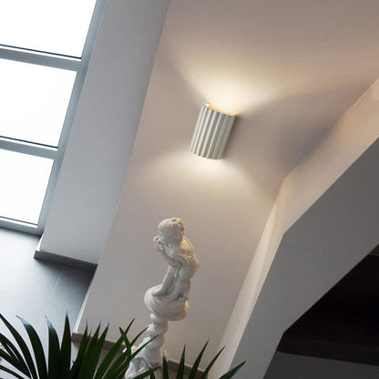 Lunara — Moderne halbkreisförmige Wandleuchte aus Harz mit wellenförmigem Design