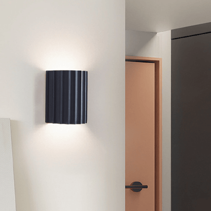 Lunara — Moderne halbkreisförmige Wandleuchte aus Harz mit wellenförmigem Design