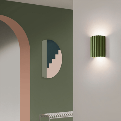 Lunara — Moderne halbkreisförmige Wandleuchte aus Harz mit wellenförmigem Design