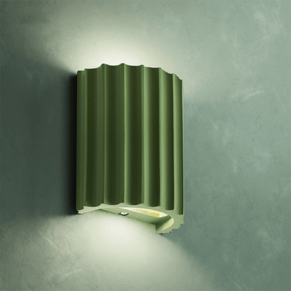 Lunara — Moderne halbkreisförmige Wandleuchte aus Harz mit wellenförmigem Design